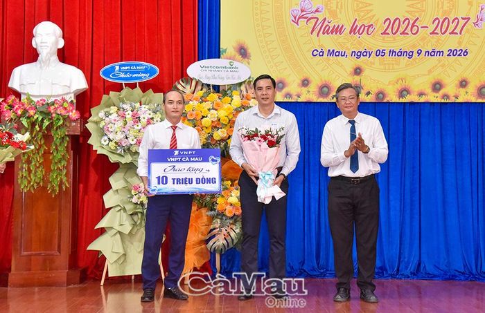Các doanh nghiệp tặng học bổng cho Trường Cao đẳng Cà Mau.
