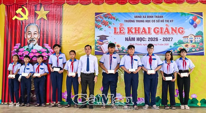  Đồng chí Nguyễn Trung Hiếu, Chủ tịch UBND xã Định Thành, trao học bổng cho các em học sinh có hoàn cảnh khó khăn.
