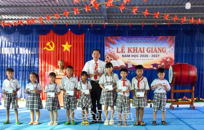  Đồng chí Đào Thanh Phong, Bí thư Đảng uỷ xã Phong Hiệp, trao 10 suất học bổng (mỗi suất 1 triệu đồng) cho học sinh hoàn cảnh khó khăn.