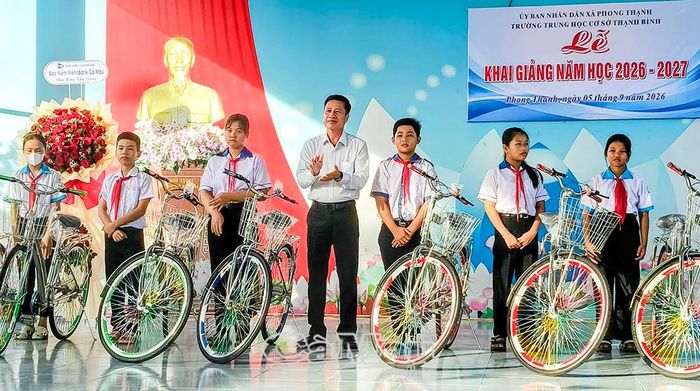  Đồng chí Trần Hữu Phước, Uỷ viên Ban Thường vụ Tỉnh uỷ, Trưởng ban Nội chính Tỉnh uỷ, trao xe đạp cho học sinh có hoàn cảnh khó khăn.