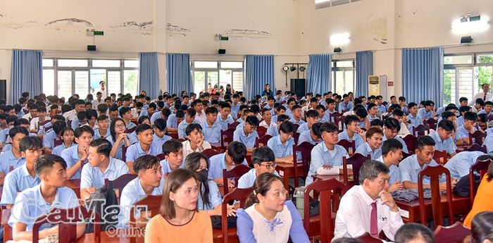 Gần 300 cán bộ, giảng viên Trường Cao đẳng Cà Mau dự lễ khai giảng năm học mới tại cơ sở chính đặt ở phường Bạc Liêu.