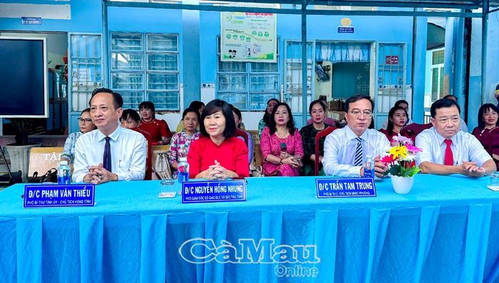 Phó Bí thư Tỉnh uỷ, Chủ tịch HĐND tỉnh Phạm Văn Thiều cùng đại biểu dự lễ khai giảng tại Trường THCS Giá Rai.