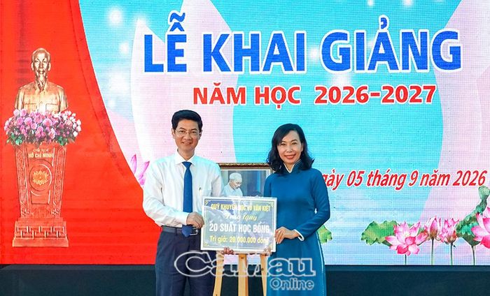 Đồng chí Trương Đăng Khoa, Uỷ viên Ban Thường vụ Tỉnh uỷ, Bí thư Đảng uỷ, Chủ tịch HĐND phường Tân Thành, trao tượng trưng học bổng từ Quỹ Khuyến học Võ Văn Kiệt cho học sinh có hoàn cảnh khó khăn của trường.