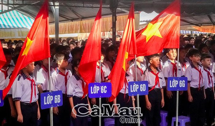 Học sinh Trường THCS Lê Hồng Phong hát Quốc ca trong ngày khai giảng năm học mới.