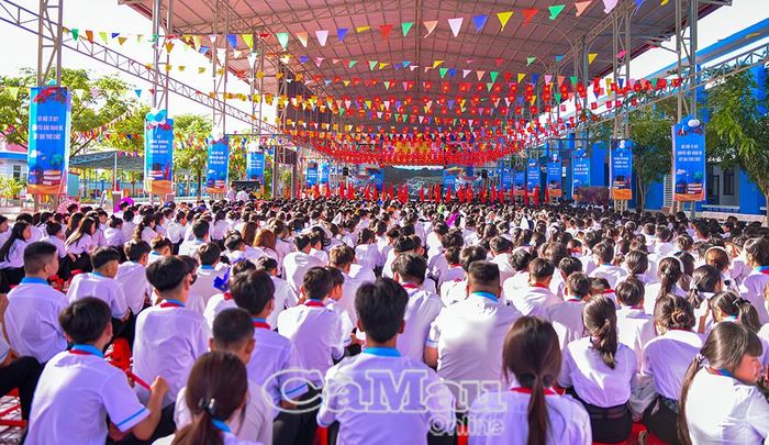 Học sinh nhà trường theo dõi lễ Khai giảng năm học mới được tổ chức trực tiếp và trực tuyến kết nối toàn quốc.