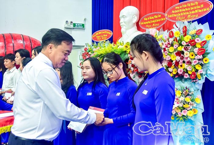  Phó Bí thư Thường trực Tỉnh uỷ Cà Mau Huỳnh Quốc Việt trao học bổng cho sinh viên có hoàn cảnh khó khăn.