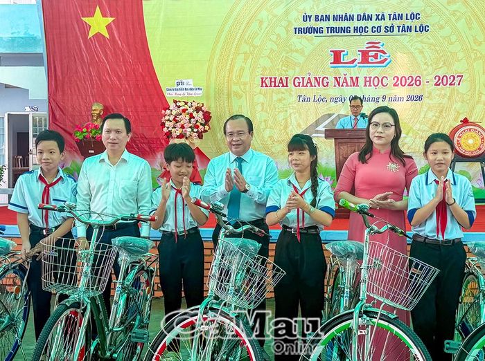 Phó Chủ tịch UBND tỉnh Nguyễn Minh Luân (giữa) cùng lãnh đạo xã Tân Lộc trao xe đạp cho học sinh có hoàn cảnh khó khăn.