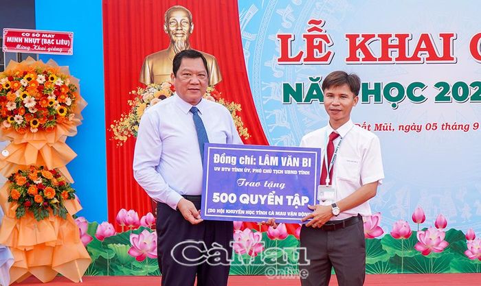 Đồng chí Lâm Văn Bi, Uỷ viên Ban Thường vụ Tỉnh uỷ, Phó Chủ tịch Thường trực UBND tỉnh, trao bảng tượng trưng tặng 500 quyển tâp cho Trường THPT Viên An. 