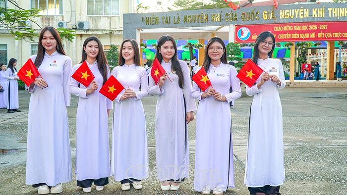 Học sinh Trường THPT Chuyên Phan Ngọc Hiển phấn khởi trong ngày khai giảng năm học mới.