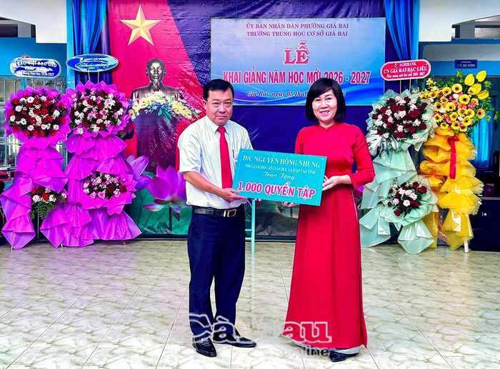 Phó Giám đốc Sở Giáo dục và Đào tạo Nguyễn Hồng Nhung trao bảng tượng trưng tặng 1.000 quyển tập cho Trường THCS Giá Rai.