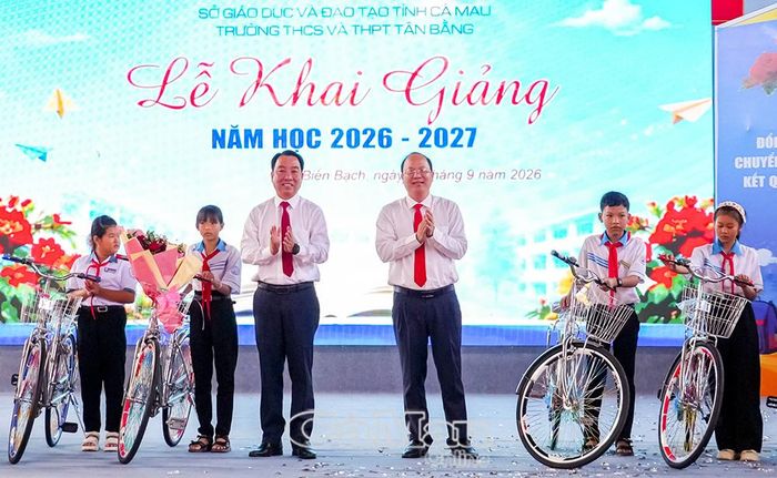  Bí thư Tỉnh uỷ Nguyễn Hồ Hải và Phó Bí thư Tỉnh uỷ, Chủ tịch UBND tỉnh Lữ Quang Ngời trao xe đạp cho học sinh hoàn cảnh khó khăn tại Trường THCS và THPT Tân Bằng.