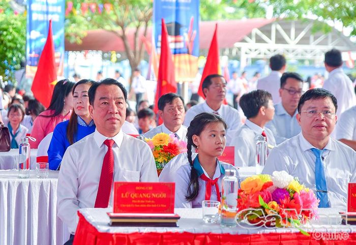 Đồng chí Nguyễn Hồ Hải, Uỷ viên Ban Chấp hành Trung ương Đảng, Bí thư Tỉnh uỷ, Trưởng Đoàn đại biểu Quốc hội tỉnh Cà Mau (ảnh trên, thứ tư từ trái sang) và đồng chí Lữ Quang Ngời, Phó Bí thư Tỉnh uỷ, Chủ tịch UBND tỉnh, dự lễ khai giảng tại Trường THCS và THPT Tân Bằng.