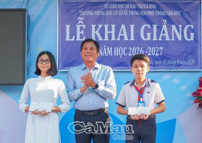 Đồng chí Phạm Thanh Phong, Bí thư Đảng uỷ xã Tân Thuận, trao học bổng cho học sinh có thành tích cao trong học tập năm học vừa qua. 