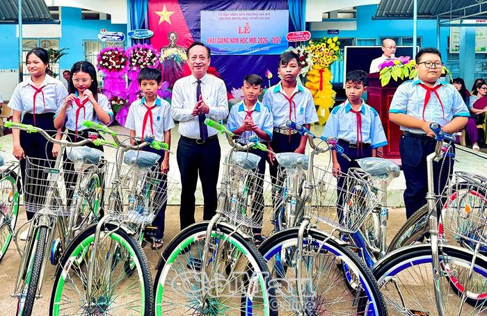 Phó Bí thư Tỉnh uỷ, Chủ tịch HĐND tỉnh Phạm Văn Thiều trao 20 suất học bổng (1 triệu đồng/suất) và 10 xe đạp cho học sinh có hoàn cảnh khó khăn.