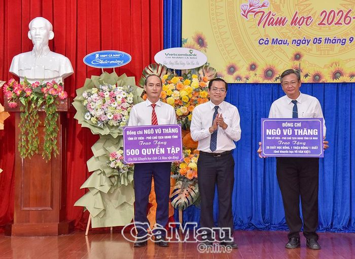 Chúc mừng lễ khai giảng năm học mới, Phó Chủ tịch UBND tỉnh Ngô Vũ Thăng đã trao tặng Trường Cao đẳng Cà Mau 20 suất học bổng (mỗi suất trị giá 1 triệu đồng), 500 quyển tập.