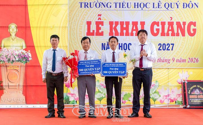 Bí thư Đảng uỷ, Chủ tịch HĐND xã Khánh An Phạm Việt Phong trao hỗ trợ tập cho học sinh Trường Tiểu học Lê Quý Đôn nhân dịp đầu năm học mới.