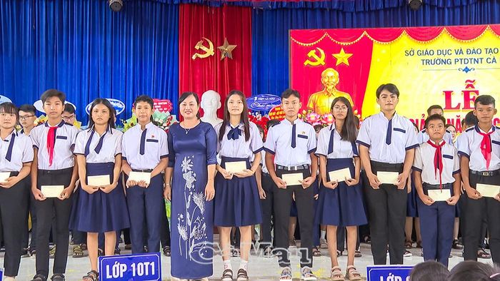  Đồng chí Đỗ Ái Lam, Phó Bí thư Đảng uỷ, Chủ tịch UBND xã Hoà Bình, trao học bổng cho học sinh dân tộc Khmer hoàn cảnh khó khăn.