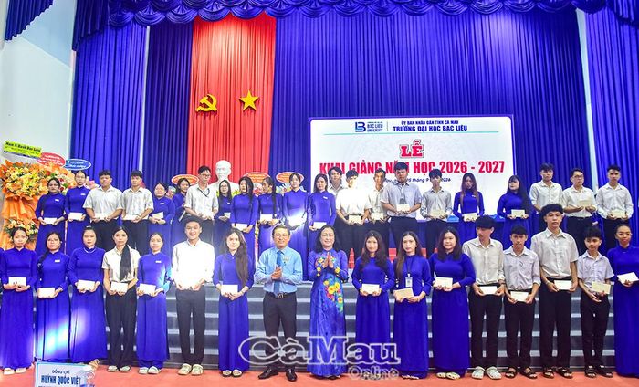 Đồng chí Trần Thị Hoa Ry, Phó Chủ tịch Hội đồng Dân tộc của Quốc hội, trao học bổng cho sinh viên đồng bào dân tộc Khmer có hoàn cảnh khó khăn.