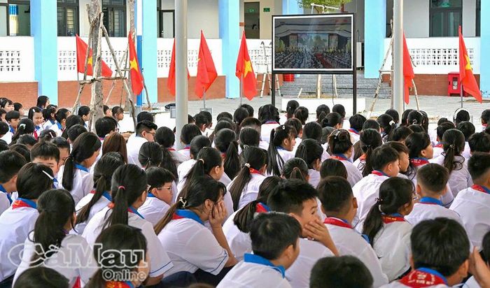 Học sinh Trường THCS Hồ Thị Kỷ theo dõi Chương trình truyền hình trực tiếp Lễ khai giảng năm học 2026- 2027 và khánh thành các trường phổ thông nội trú liên cấp tại các xã biên giới đất liền.