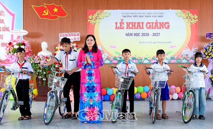 Phó Chủ tịch Thường trực HĐND tỉnh Lê Thị Nhung trao tặng xe đạp và dụng cụ học tập cho các em học sinh vượt khó học giỏi.