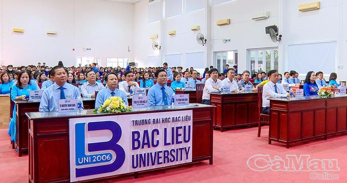 Các đồng chí lãnh đạo Trung ương, tỉnh và đại biểu tham dự lễ khai giảng năm học 2026-2027 tại Trường Đại học Bạc Liêu.