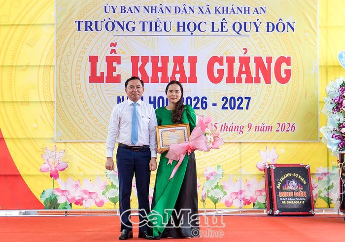 Đồng chí Phan Thanh Duy, Uỷ viên Ban Thường vụ Tỉnh uỷ, Trưởng ban Tổ chức Tỉnh uỷ, trao Quyết định công nhận danh hiệu “Tập thể Lao động xuất sắc” năm học 2025-2026 cho Trường Tiểu học Lê Quý Đôn (xã Khánh An).