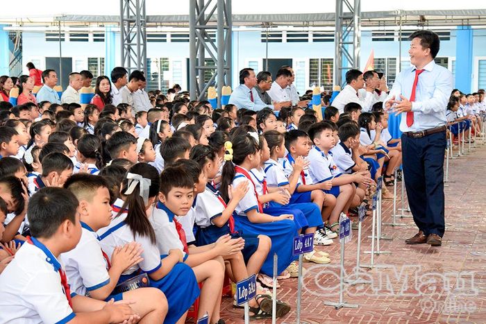 Giáo viên và học sinh chung vui ngày khai giảng.