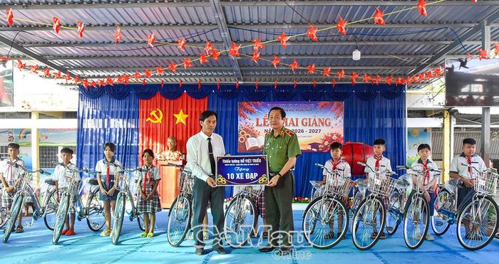 Thiếu tướng Hồ Việt Triều, Giám đốc Công an tỉnh, trao tặng 10 chiếc xe đạp cho học sinh Trường Tiểu học Phong Hiệp; Quỹ khuyến học Võ Văn Kiệt trao 20 suất học bổng.