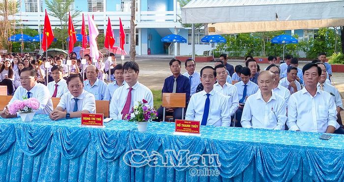 Phó Bí thư Tỉnh uỷ, Chủ tịch Uỷ ban MTTQ Việt Nam tỉnh Cà Mau Hồ Thanh Thuỷ và đại biểu dự lễ khai giảng tại Trường THPT Chuyên Bạc Liêu.