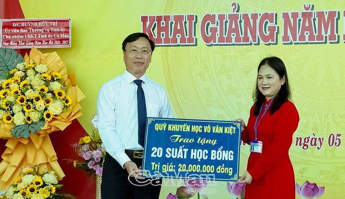 Đồng chí Huỳnh Hữu Trí, Uỷ viên Ban Thường vụ Tỉnh uỷ, Chủ nhiệm Uỷ ban Kiểm tra Tỉnh uỷ, trao bảng tượng trưng 20 suất học bổng cho học sinh Trường THCS Hưng Phú.