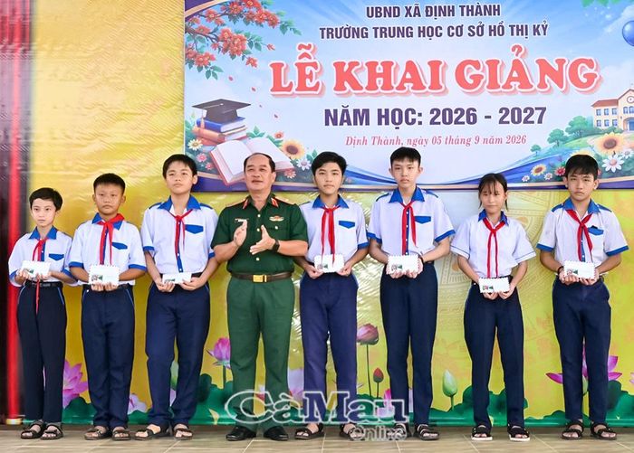 Thiếu tướng Nguyễn Văn Ngành, Uỷ viên Ban Thường vụ Tỉnh uỷ, Chỉ huy trưởng Bộ Chỉ huy Quân sự tỉnh Cà Mau, trao học bổng cho các em học sinh có hoàn cảnh khó khăn của Trường THCS Hồ Thị Kỷ.