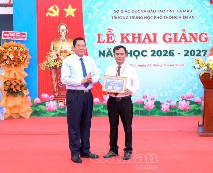 Đồng chí Lâm Văn Bi, Uỷ viên Ban Thường vụ Tỉnh uỷ, Phó Chủ tịch Thường trực UBND tỉnh, trao bảng tượng trưng tặng 5 tivi và 500 quyển tâp cho Trường THPT Viên An. 