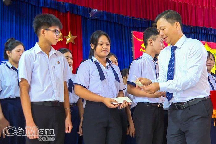 Đồng chí Nguyễn Bình Tân, Phó Trưởng đoàn chuyên trách Đoàn đại biểu Quốc hội tỉnh, trao học bổng cho học sinh Trường Phổ thông Dân tộc nội trú Cà Mau có hoàn cảnh khó khăn.