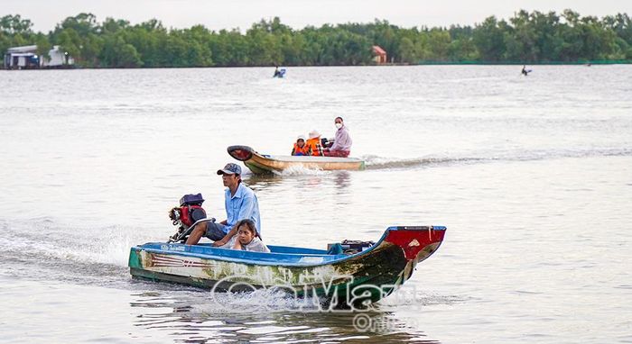 Ngay từ sáng sớm, một số phụ huynh đưa con em đến trường dự lễ khai giảng năm học mới.