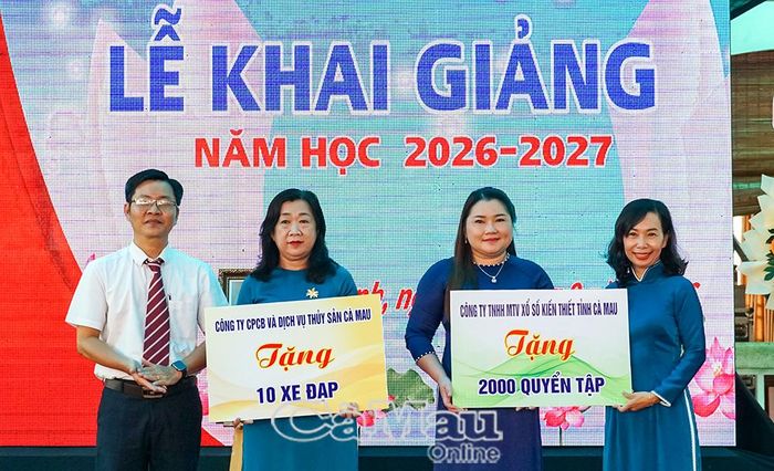  Đại diện Ban Giám hiệu nhà trường nhận quà là xe đạp, tập từ nhà tài trợ để hỗ trợ cho học sinh hoàn cảnh khó khăn.