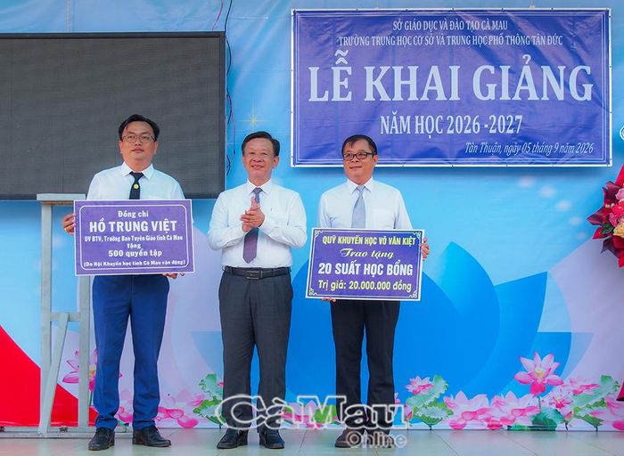 Đồng chí Hồ Trung Việt, Trưởng ban Tuyên giáo Tỉnh uỷ, tặng 500 quyển tập và trao 20 suất học bổng từ Quỹ Khuyến học Võ Văn Kiệt cho học sinh Trường THCS và THPT Tân Đức.