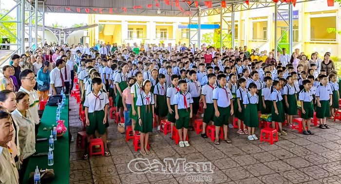Không khí lễ khao giảng tại Trường Tiểu học Tân Hưng. Năm học 2026-2027, trường có hơn 1.330 học sinh.