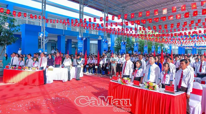 Các đồng chí lãnh đạo tỉnh Cà Mau, đại biểu, thầy cô giáo và học sinh tại điểm cầu Trường THCS và THPT Tân Bằng