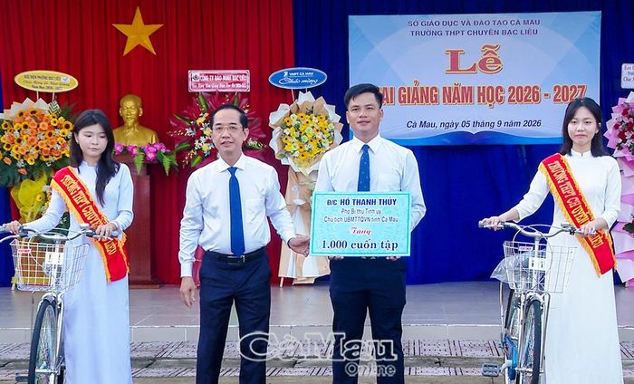 Dịp này, Phó Bí thư Tỉnh uỷ, Chủ tịch Uỷ ban MTTQ Việt Nam tỉnh Cà Mau Hồ Thanh Thuỷ trao 20 suất học bổng (1 triệu đồng/suất), 20 xe đạp cho học sinh có hoàn cảnh khó khăn, vượt khó học giỏi và trao bảng tượng trưng tặng 1.000 quyển tập cho nhà trường. 