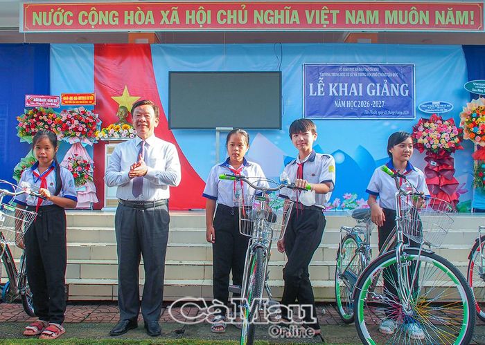  Đồng chí Hồ Trung Việt, Trưởng ban Tuyên giáo Tỉnh uỷ, trao học bổng và xe đạp cho học sinh có thành tích học tập tốt và học sinh có hoàn cảnh khó khăn.