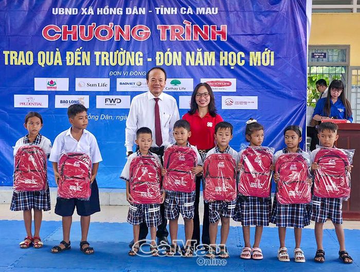 Chủ tịch UBND Xã Hồng Dân Nguyễn Nhân Đức và đại diện Công ty Generali Việt Nam tặng balo cho học sinh Trường Tiểu học Nguyễn Khuyến.