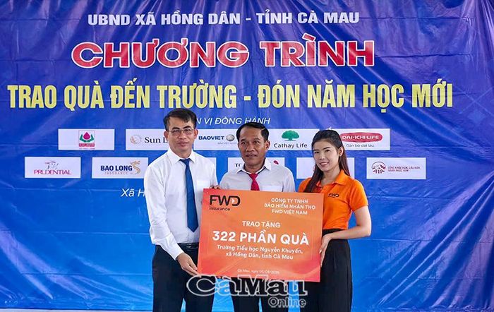 Bí thư Đảng uỷ Xã Hồng Dân Hà Tấn Linh và đại diện Công ty THHH Bảo hiểm nhân thọ FWD Việt Nam trao bảng tượng trưng tặng 322 phần quà cho học sinh Trường Tiểu học Nguyễn Khuyến.