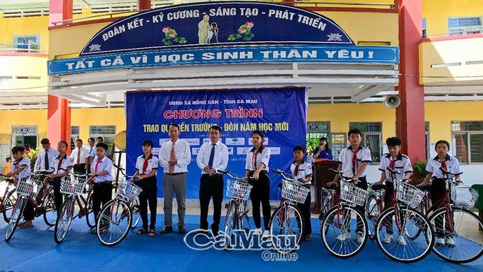  Lãnh đạo xã và đơn vị tài trợ trao tặng xe đạp cho học sinh Trường THCS Chu Văn An.