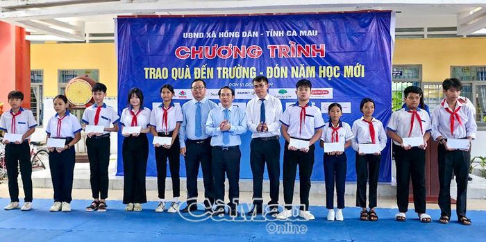  Bí thư Đảng uỷ Xã Hồng Dân Hà Tấn Linh và đại diện Tổng Công ty Bảo Việt nhân thọ trao học bổng cho học sinh Trường THCS Trương Vĩnh Ký.