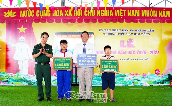 Đại tá Phạm Minh Giang, Bí thư Đảng uỷ, Chính uỷ Bộ đội Biên phòng Cà Mau, trao học bổng cho học sinh Trường Tiểu học Kim Đồng (xã Khánh Lâm).