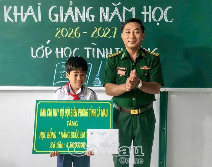 Thượng tá Đoàn Công Nghiệp, Đồn trưởng Đồn Biên phòng Hòn Chuối, trao học bổng “Nâng bước em tới trường” cho học sinh có hoàn cảnh khó khăn. (Ảnh: Đồn Biên phòng Hòn Chuối cung cấp)