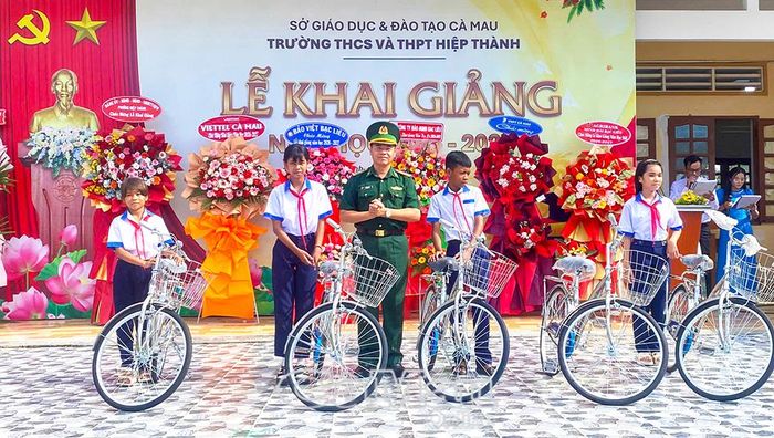 Đại tá Lê Đình Sơn, Phó Chỉ huy trưởng, Tham mưu trưởng Bộ đội Biên phòng Cà Mau, trao học bổng cho học sinh Trường THCS và THPT Hiệp Thành (phường Hiệp Thành).