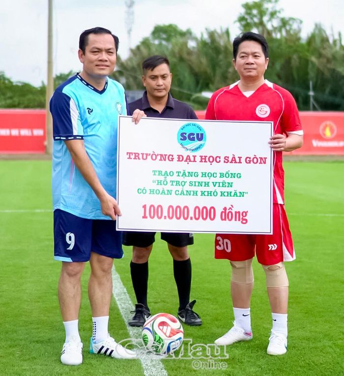 Đồng chí Ngô Vũ Thăng, Phó Chủ tịch UBND tỉnh Cà Mau (bên trái), tiếp nhận bảng tượng trưng hỗ trợ học bổng của Trường Đại học Sài Gòn dành tặng sinh viên Cà Mau đang học tập tại Thành phố Hồ Chí Minh.