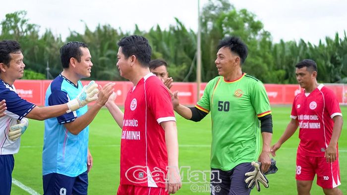 Đội bóng cán bộ, công chức Cà Mau (áo xanh) giao lưu với Đội bóng cán bộ, công chức Thành phố Hồ Chí Minh.