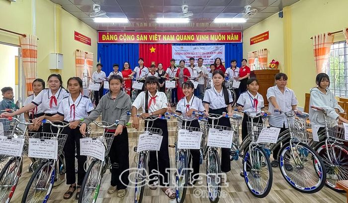 Đại diện các đơn vị trao xe đạp cho học sinh thiếu phương tiện đến trường tại xã Cái Đôi Vàm.